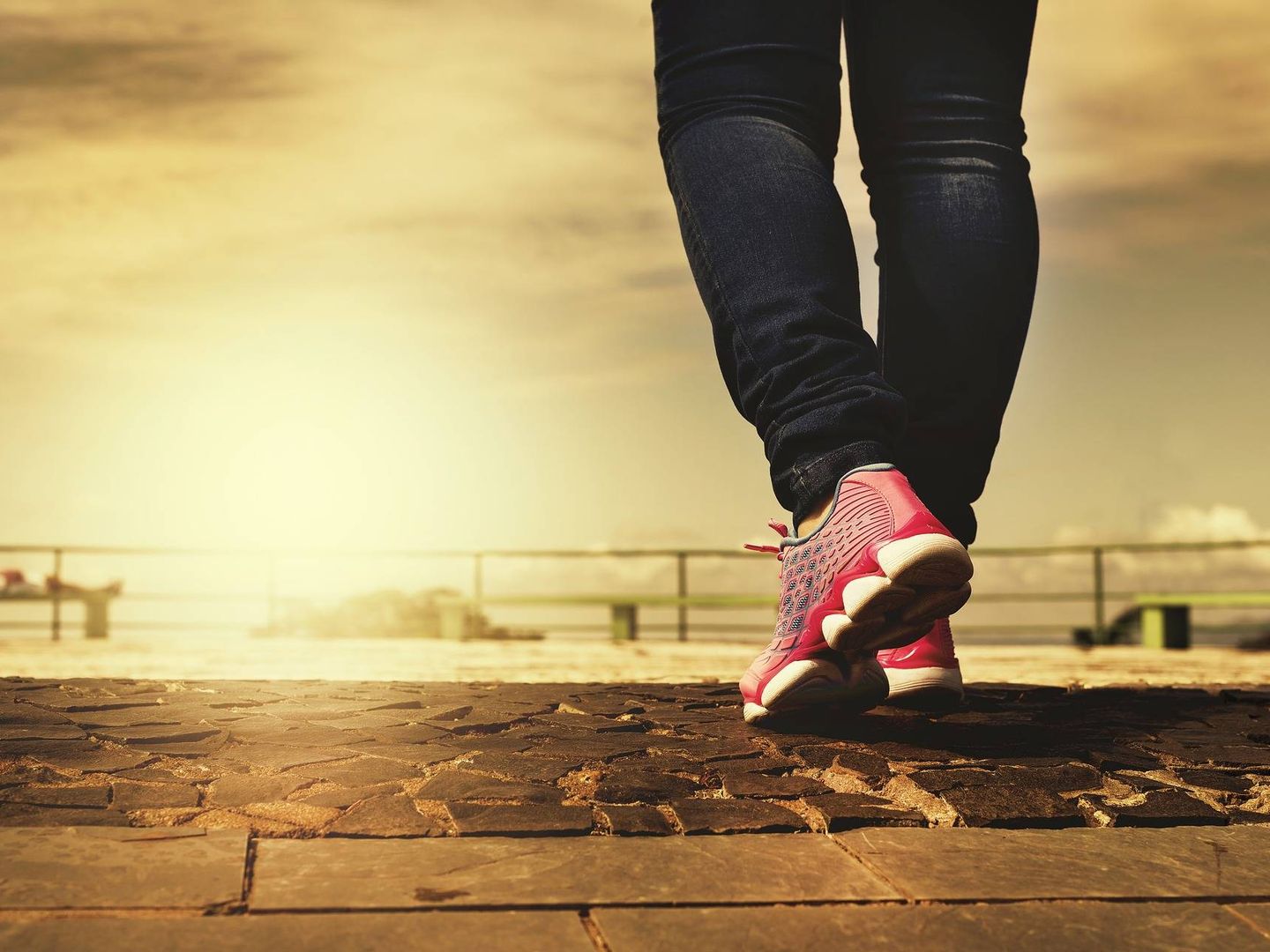 El sencillo gesto de salir a caminar con regularidad puede ayudarte a exhalar más CO2 (Pixabay)