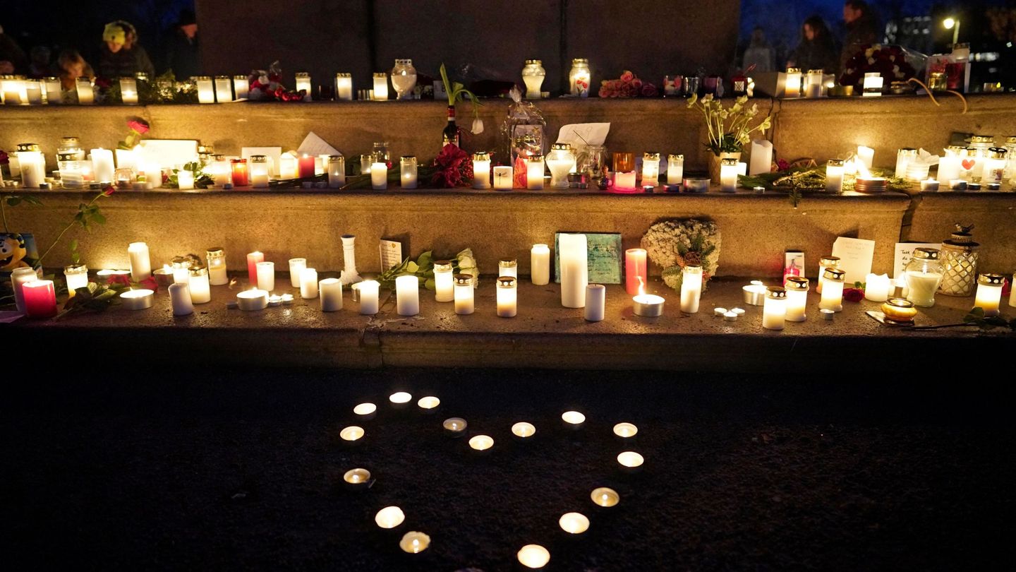 Detalle de las velas colocadas durante una vigilia en memoria de Ari Behn. (EFE)