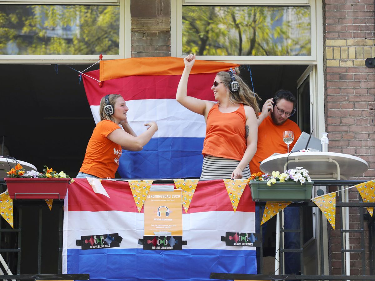 Foto: Una fiesta en un balcón de Países Bajos. (Reuters)
