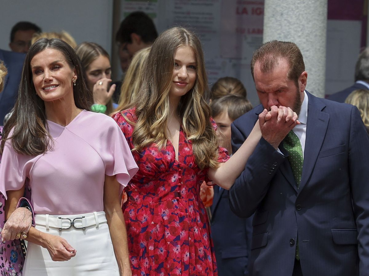 Foto: La reina Letizia junto a su hija Leonor y su padre, Jesús Ortiz. (EFE/Ballesteros)