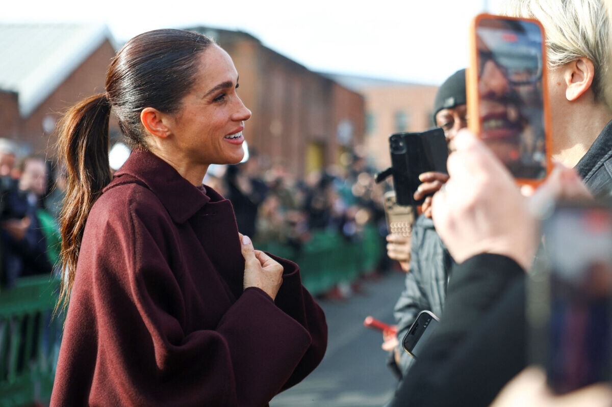Foto de Meghan Markle regresa a Reino Unido con una coleta pulida que confirma dos de las grandes tendencias del otoño