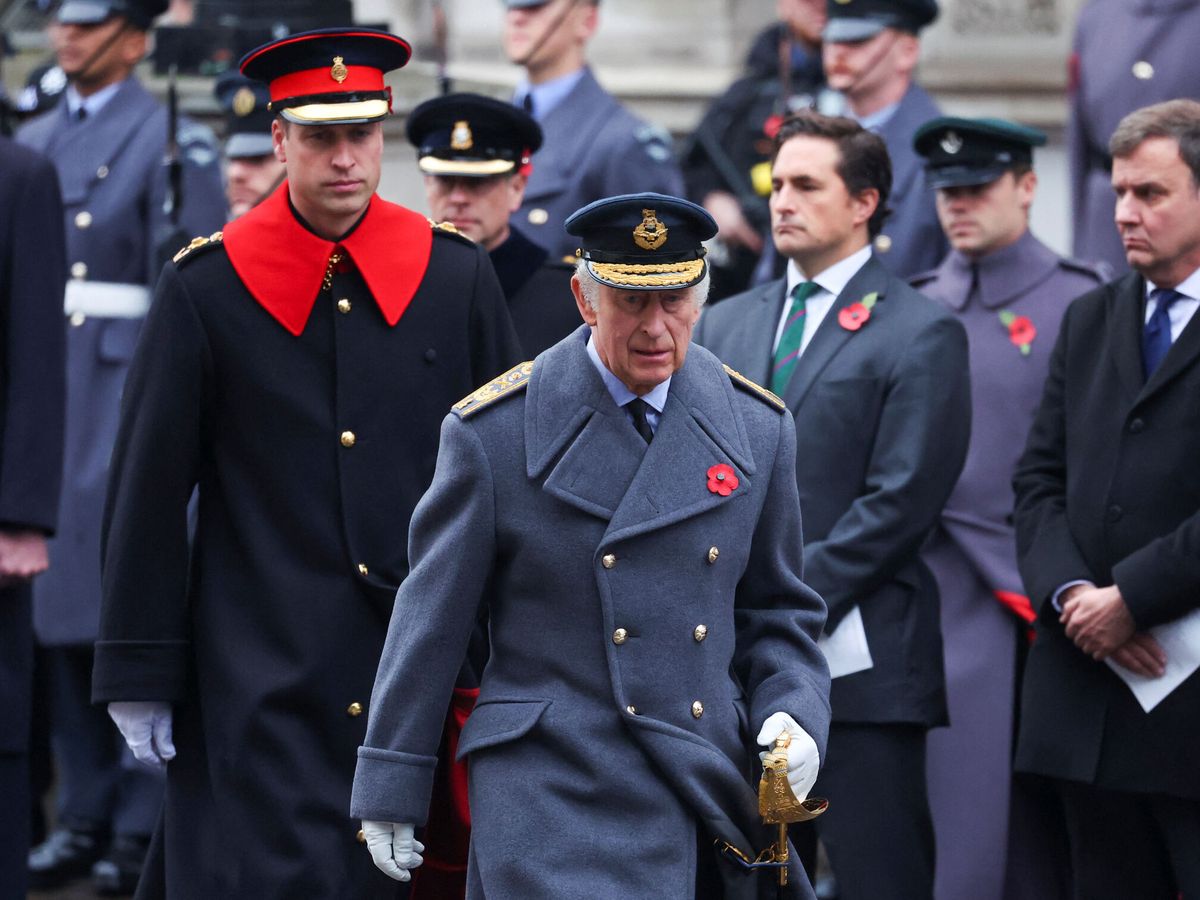 Foto: El rey Carlos y el príncipe de Gales, en el Domingo del Recuerdo. (Reuters)