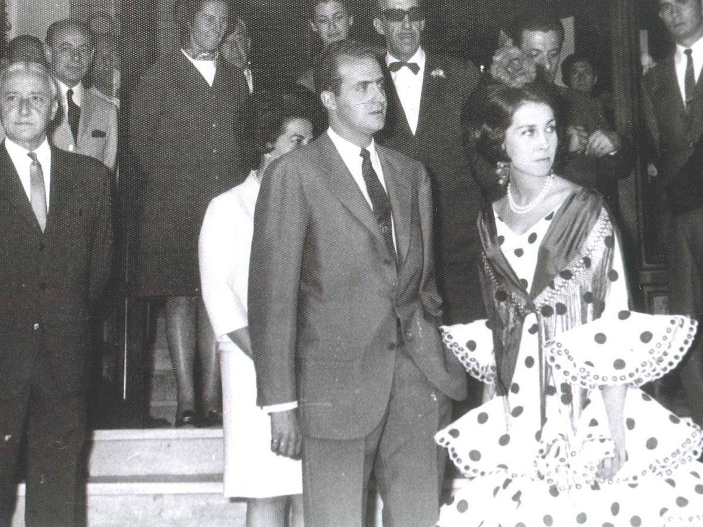Los Reyes eméritos en el hotel Alfonso XIII en una Feria de Abril de los años 60. (Archivo)