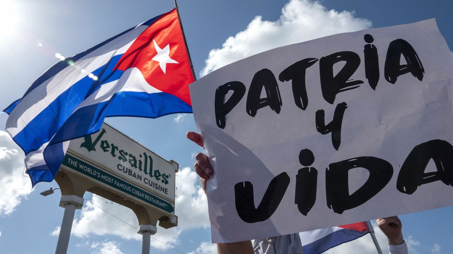 Cubanos asisten a una manifestación de apoyo a los manifestantes en Cuba, frente al restaurante cubano Versailles en Miami, Florida. (EFE)