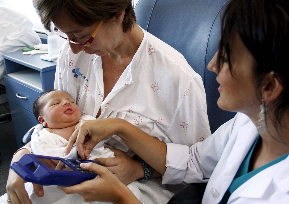 Foto: Una matrona toma la huella dactilar de un recién nacido en un hospital de Ávila. (EFE)