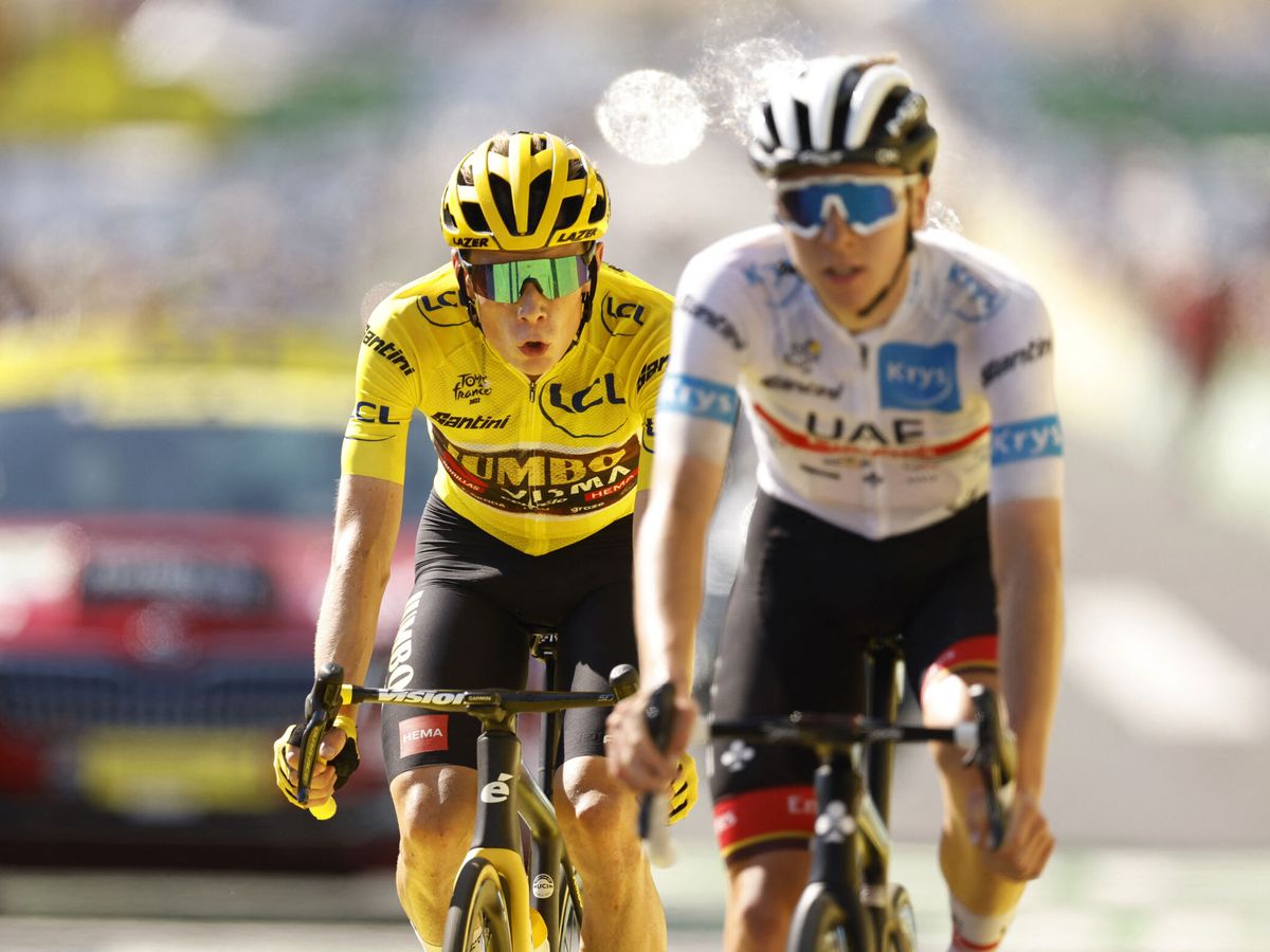 Foto: Tremenda batalla por el liderato del Tour entre Vingegaard y Pogacar. (Reuters/Christian Hartmann)