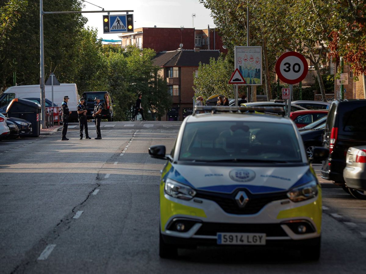 Foto: Agentes de la Policía controlan una calle de la localidad madrileña de Alcobendas. (EFE)