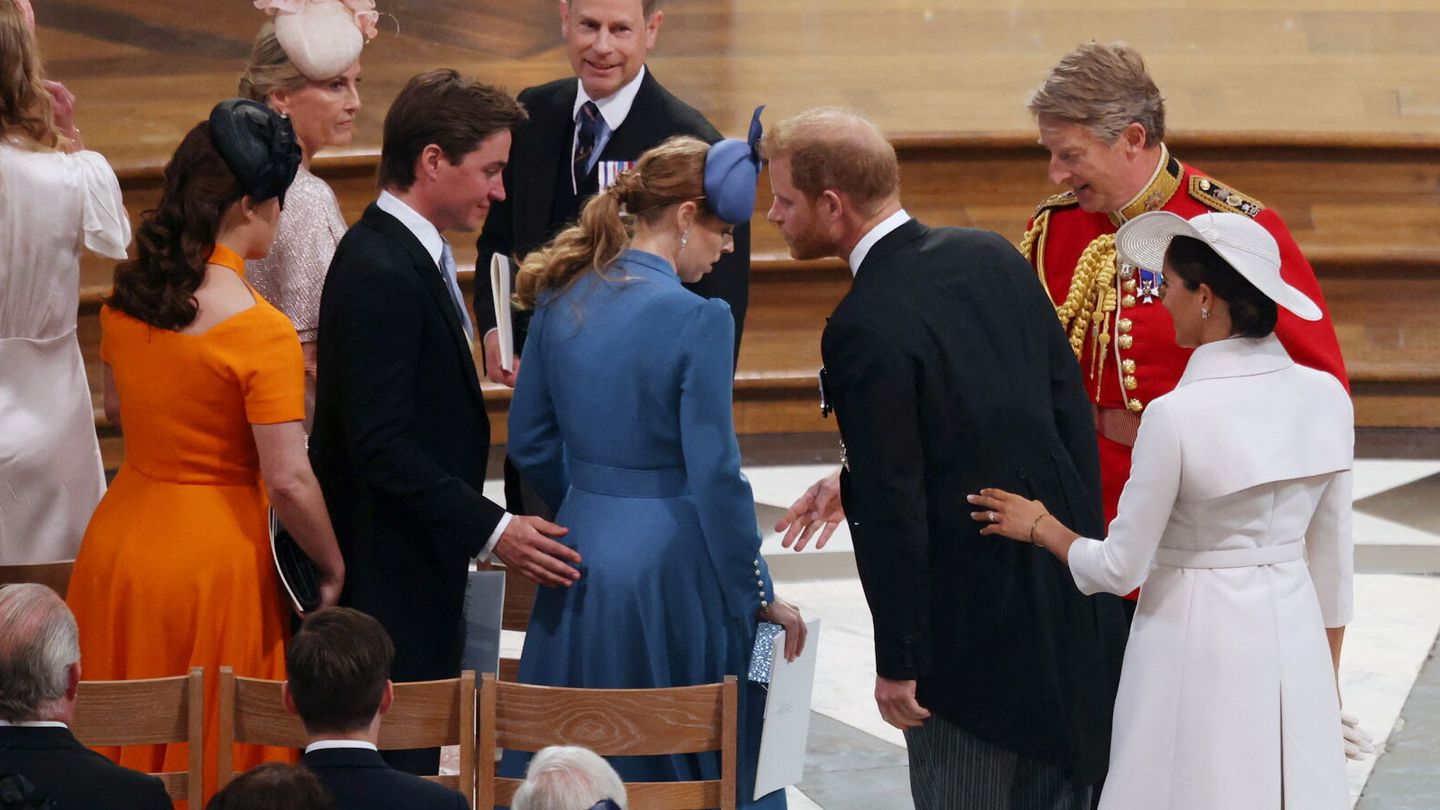 Harry conversando con sus primas, Beatriz y Eugenia de York, antes de la misa. (Reuters/Pool/Dan Kitwood)