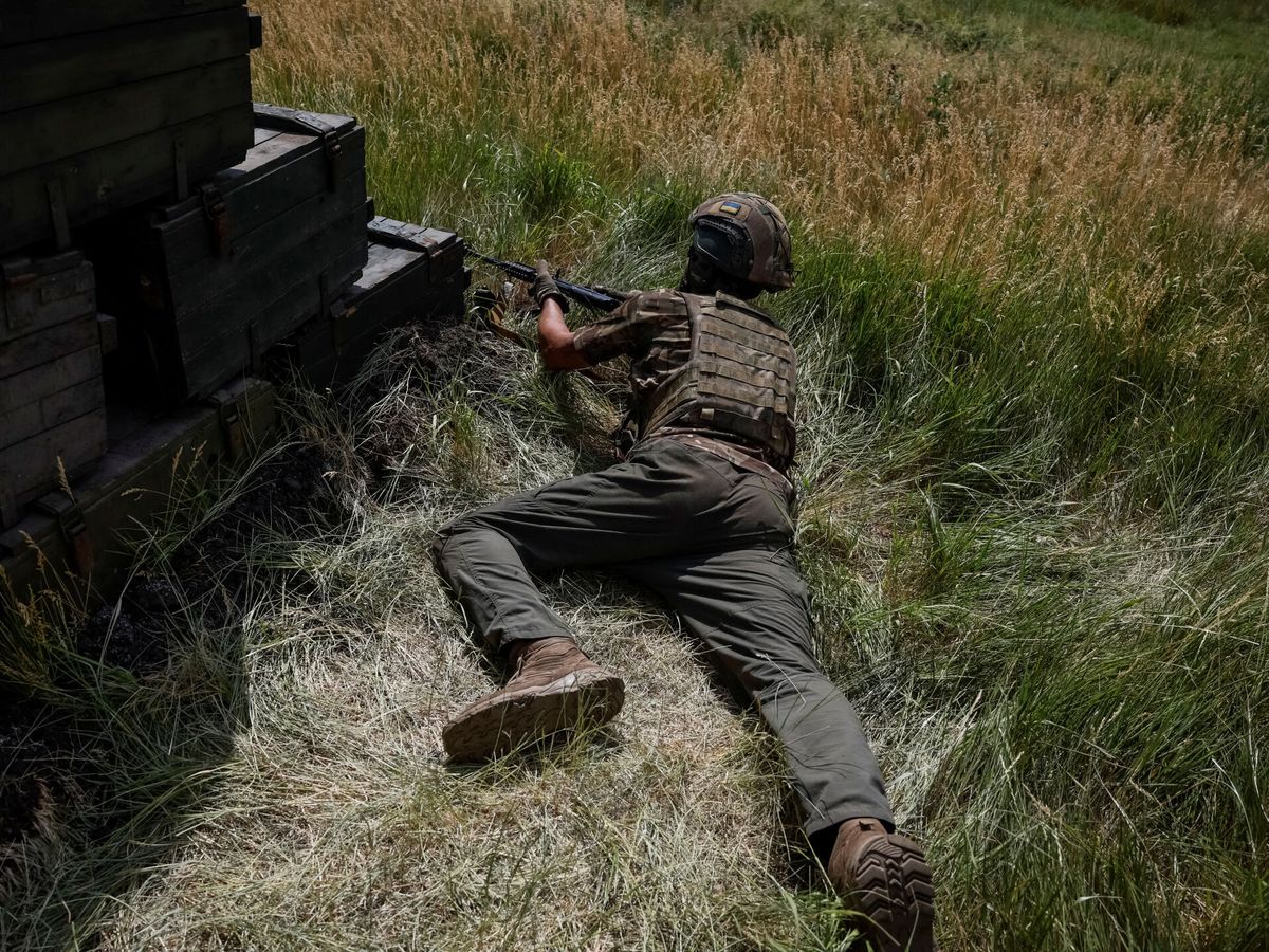 Foto: Un soldado ucraniano en el frente en una imagen de archivo. (Reuters/Alina Smutko)