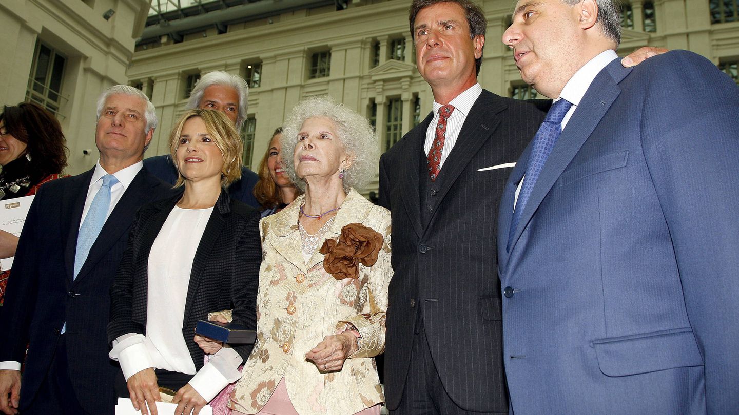 Carlos Fitz-James, Eugenia Martínez de Irujo y Cayetano con la duquesa de Alba. (Gtres)