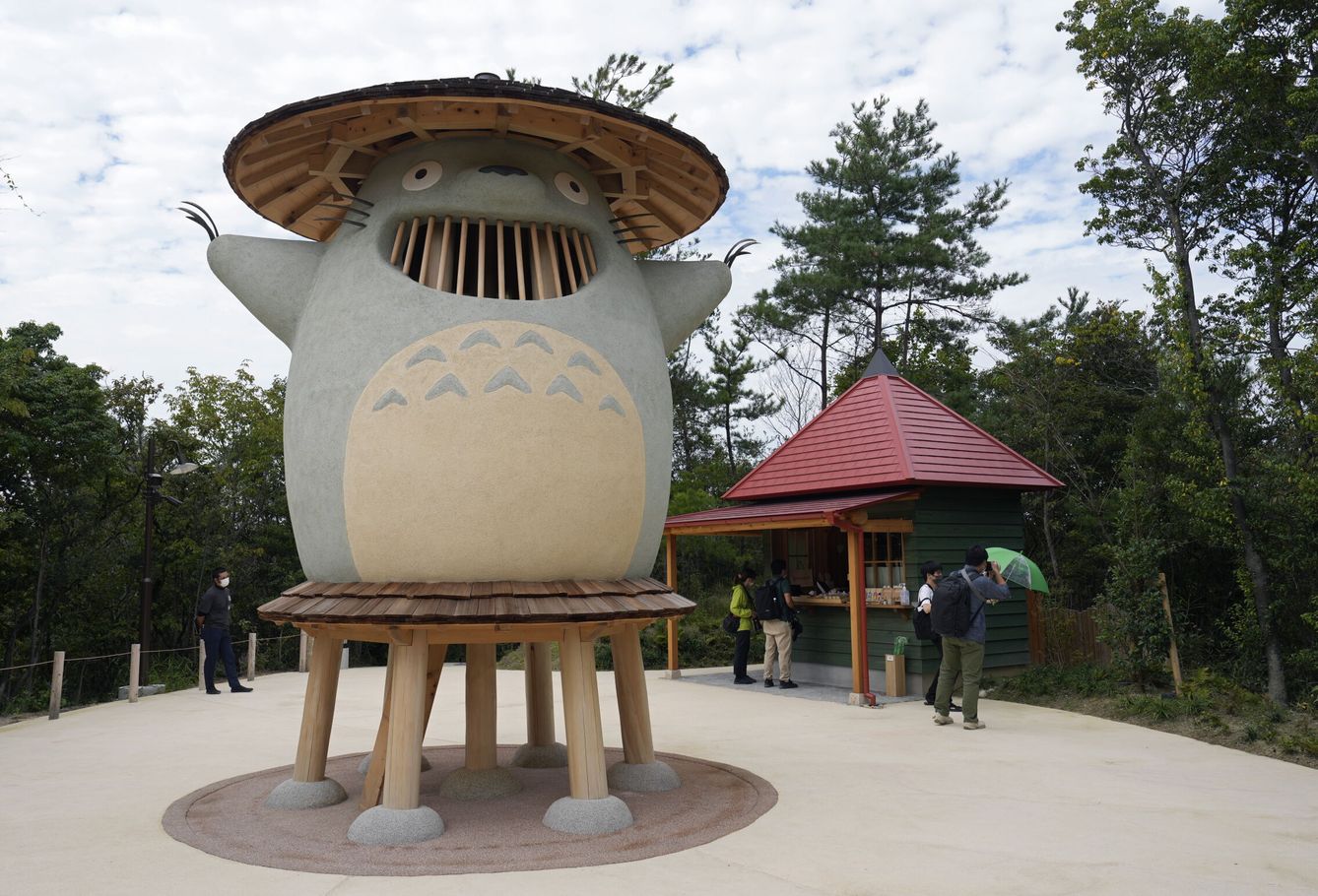 Una figura gigante de Totoro en el Ghibli Park. (EPA)