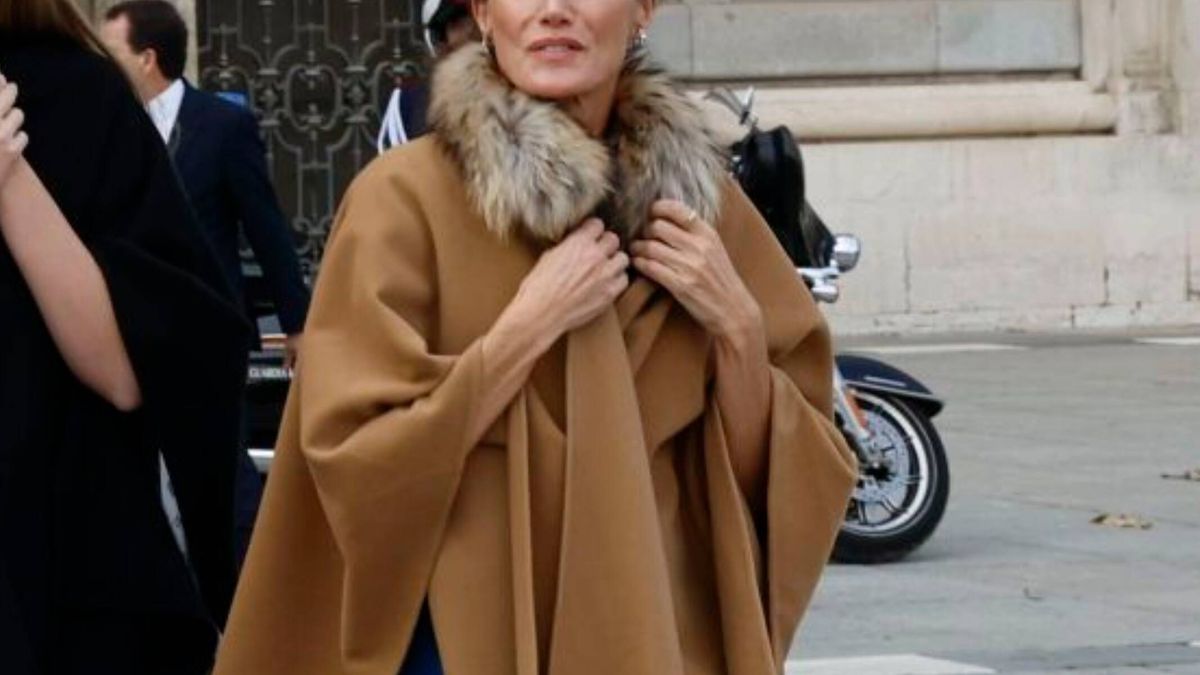 Abrigos capa de Zara a El Corte Inglés: el elegante secreto de moda de la reina Letizia