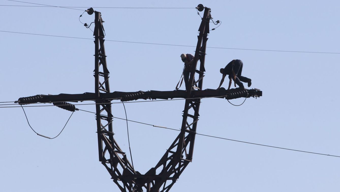 Obreros reparan una instalación eléctrica