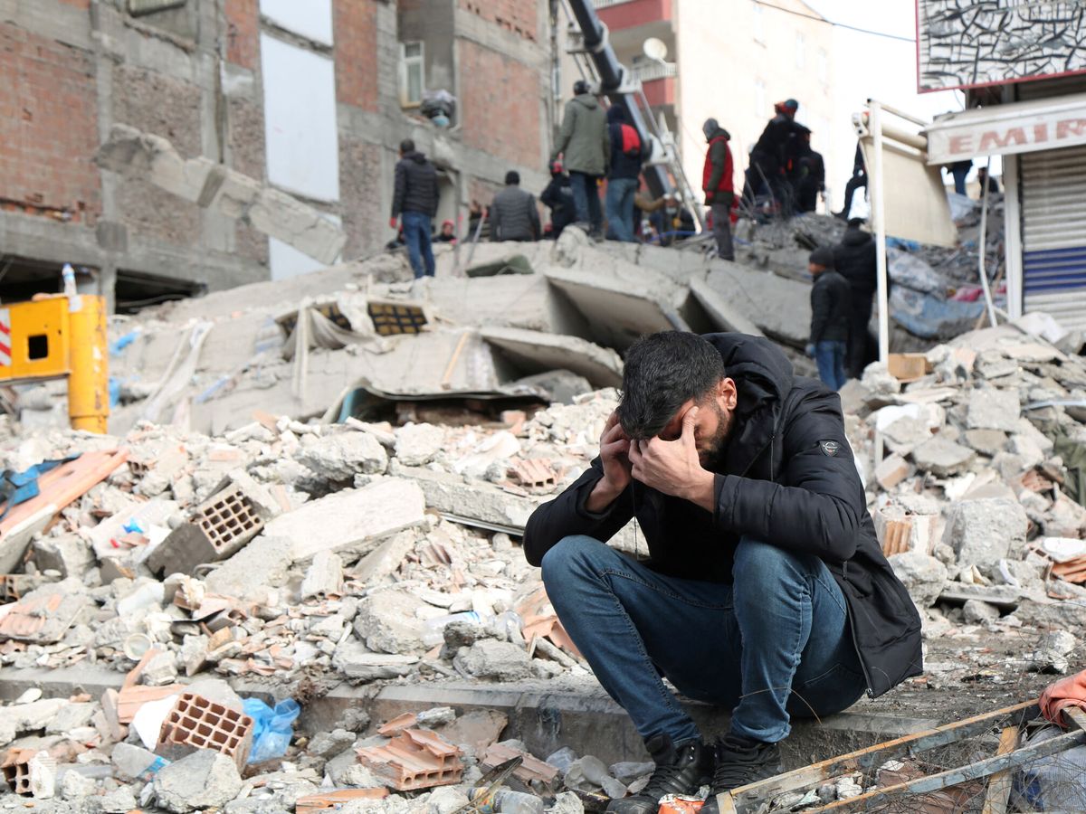 Foto: Un hombre entre los escombros en Diyarbakir. (Reuters/Sertac Kayar)