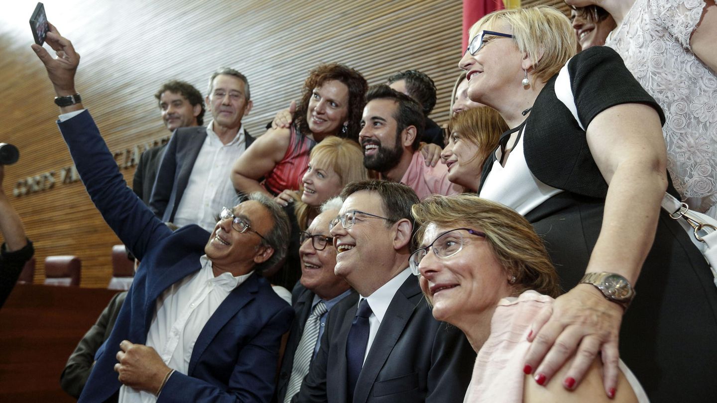 El 'president' de la Generalitat, Ximo Puig, junto al resto de diputados del grupo socialista en la toma de posesión de 2015. (EFE/Manuel Bruque)