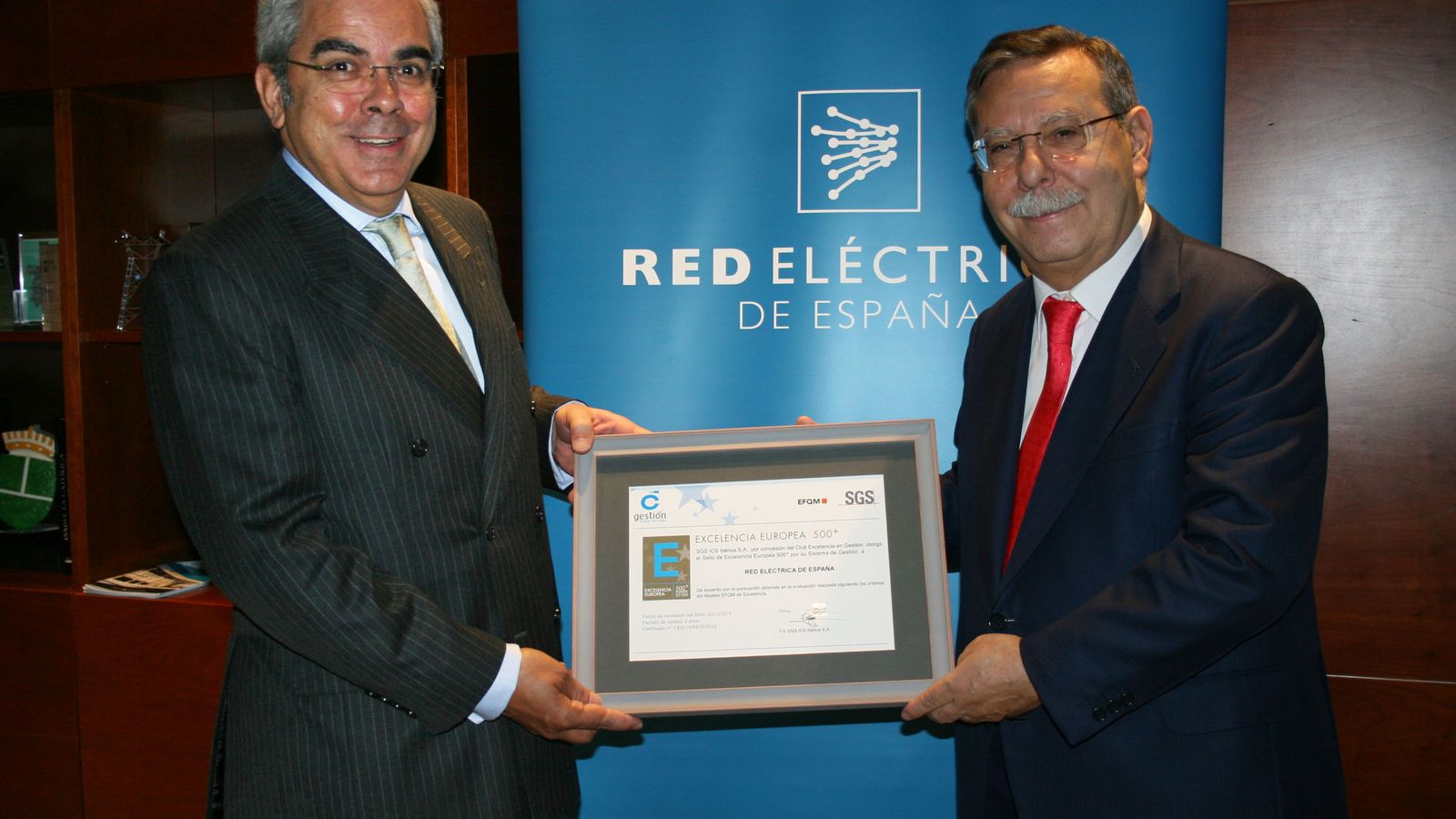 Foto: El presidente de Red Eléctrica, José Folgado (d), recibe el certificado del secretario general del Club Excelencia en Gestión, Ignacio Babé. (REE)