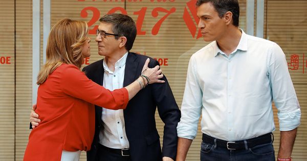 Foto: Los candidatos a la Secretaría General del PSOE, Susana Díaz (i) y Patxi López (c), se saludan en la sede del partido en la madrileña calle de Ferraz, en presencia de Pedro Sánchez. (EFE)