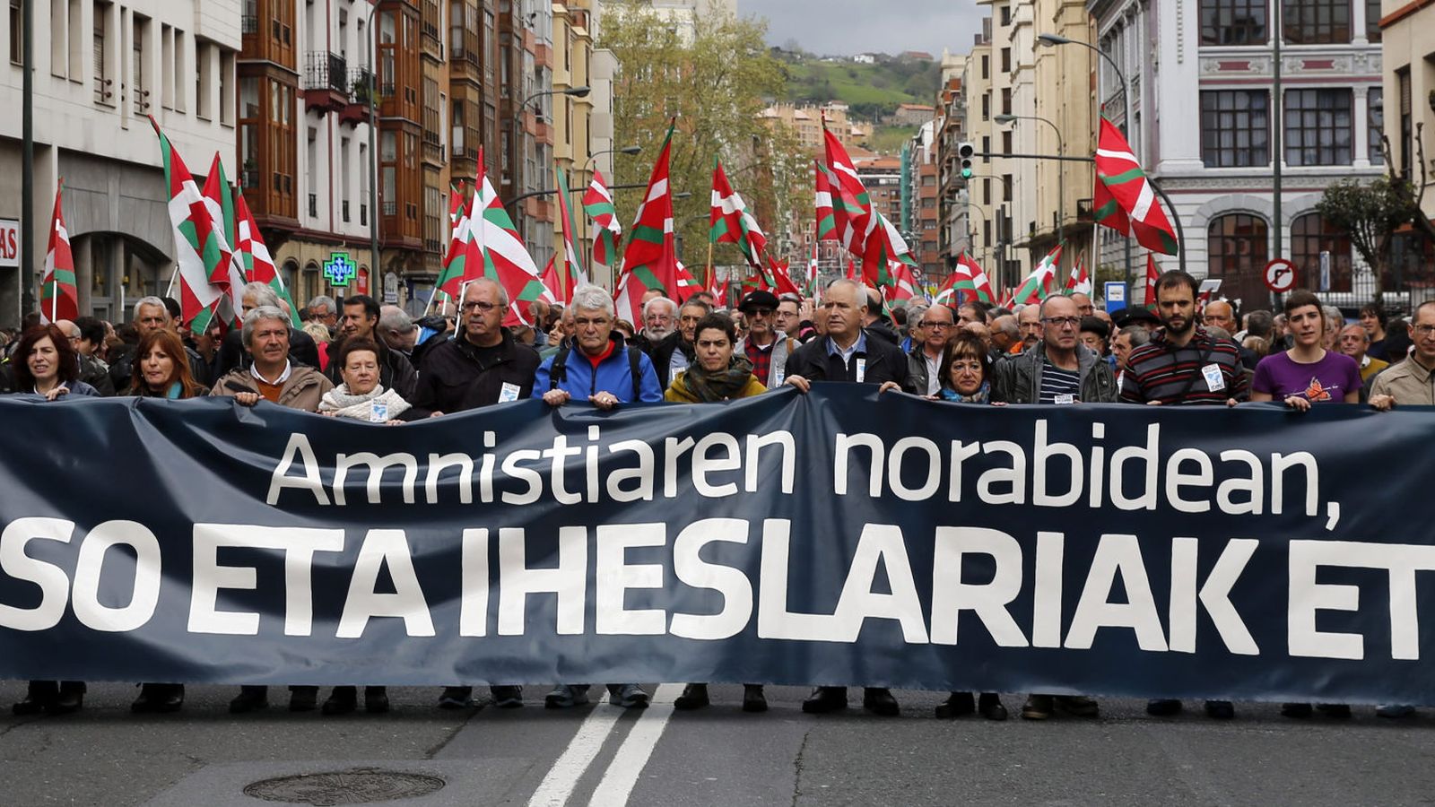 Foto: Expresos de ETA y miembros de la izquierda abertzale se manifestaron el pasado 17 de marzo en favor de los derechos de los reclusos de la banda terrorista. (EFE)
