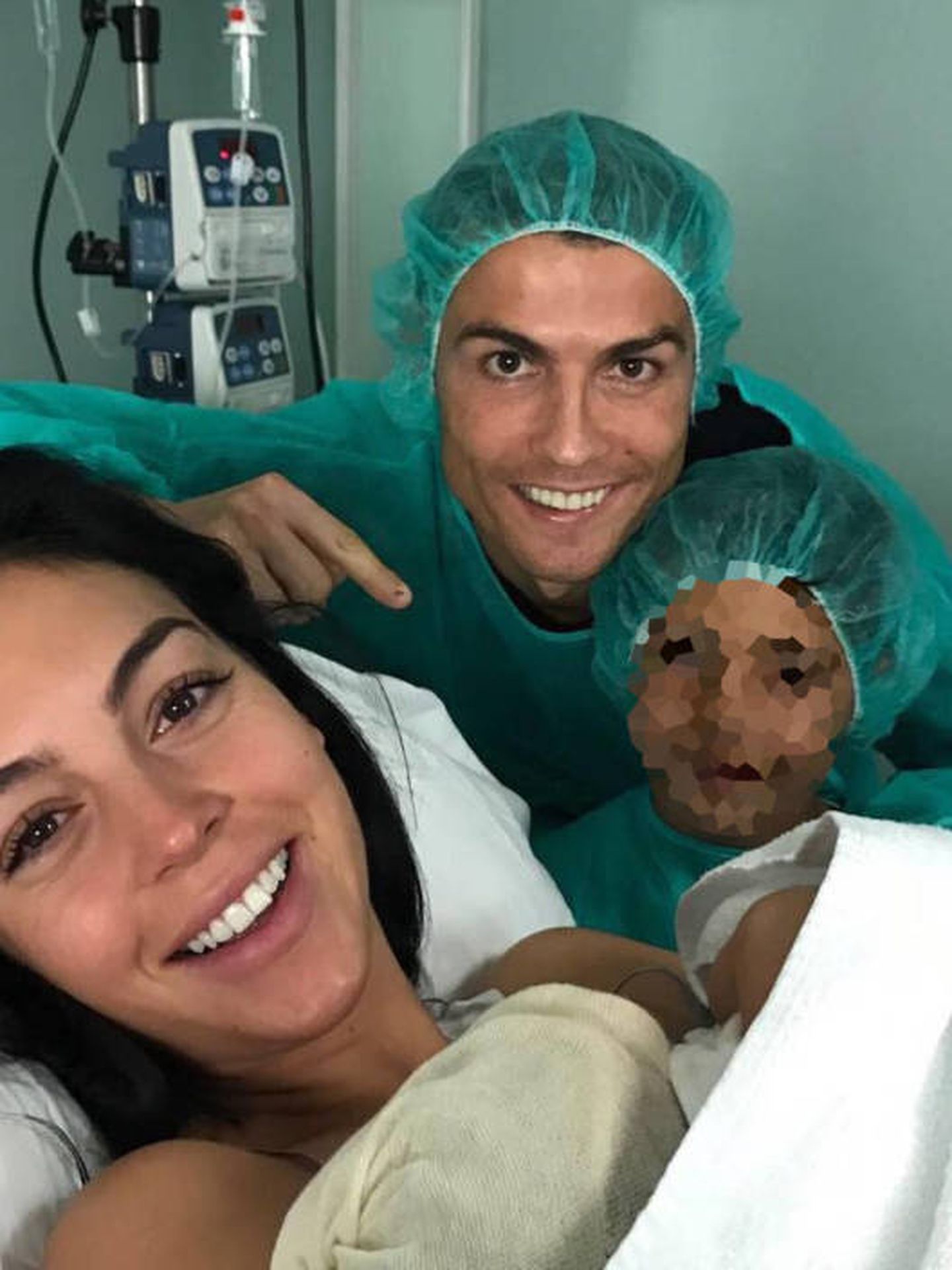 Cristiano Ronaldo y Georgina al presentar a su hija. (Instagram)