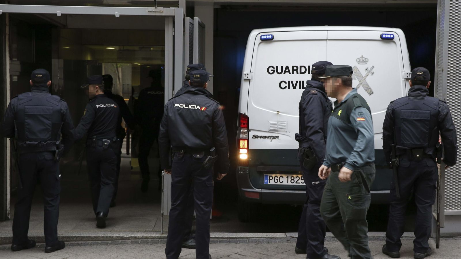 Foto: Llegada a la Audiencia Nacional de los furgones que trasladan a los once detenidos en la operación de los Mossos d'Esquadra contra una supuesta célula yihadista que planeaba atentar en Cataluña (EFE)
