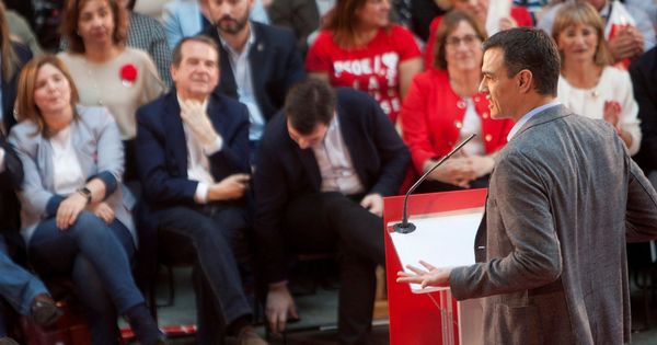 Foto: El presidente del Gobierno y candidato por el PSOE a la reelección, Pedro Sánchez (d), durante un mitin en Vigo. (EFE)