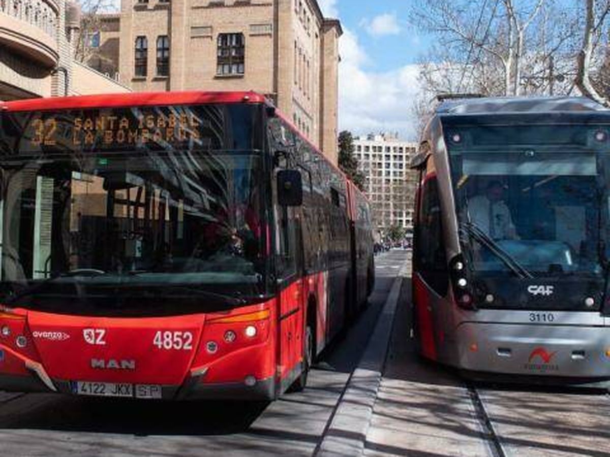 Foto: Vista de un autobús y un tranvía de Zaragoza. (Gobierno de Aragón)