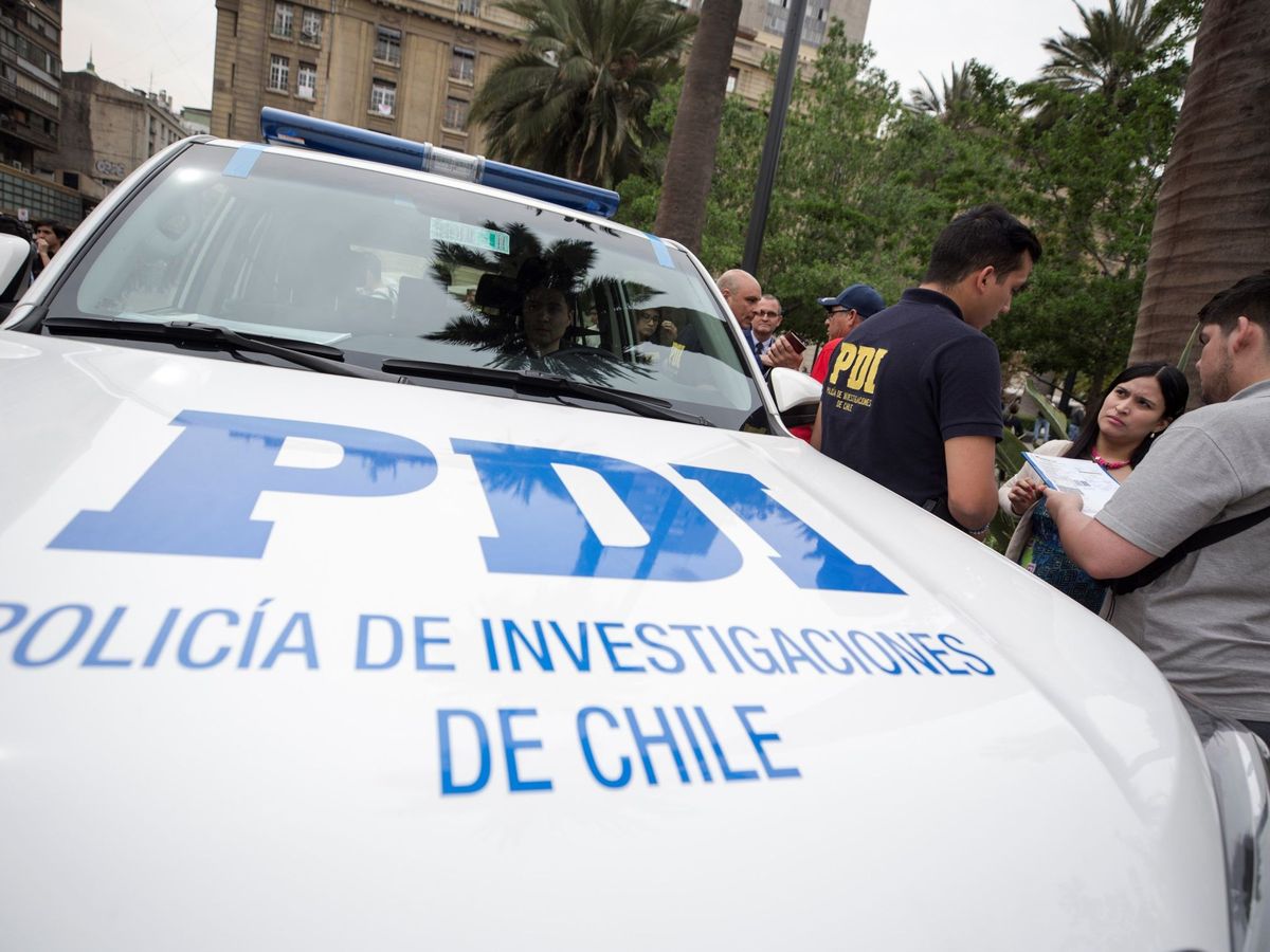 Foto: Funcionarios de la Policía de Investigaciones de Chile (PDI). (EFE/Alberto Valdes)