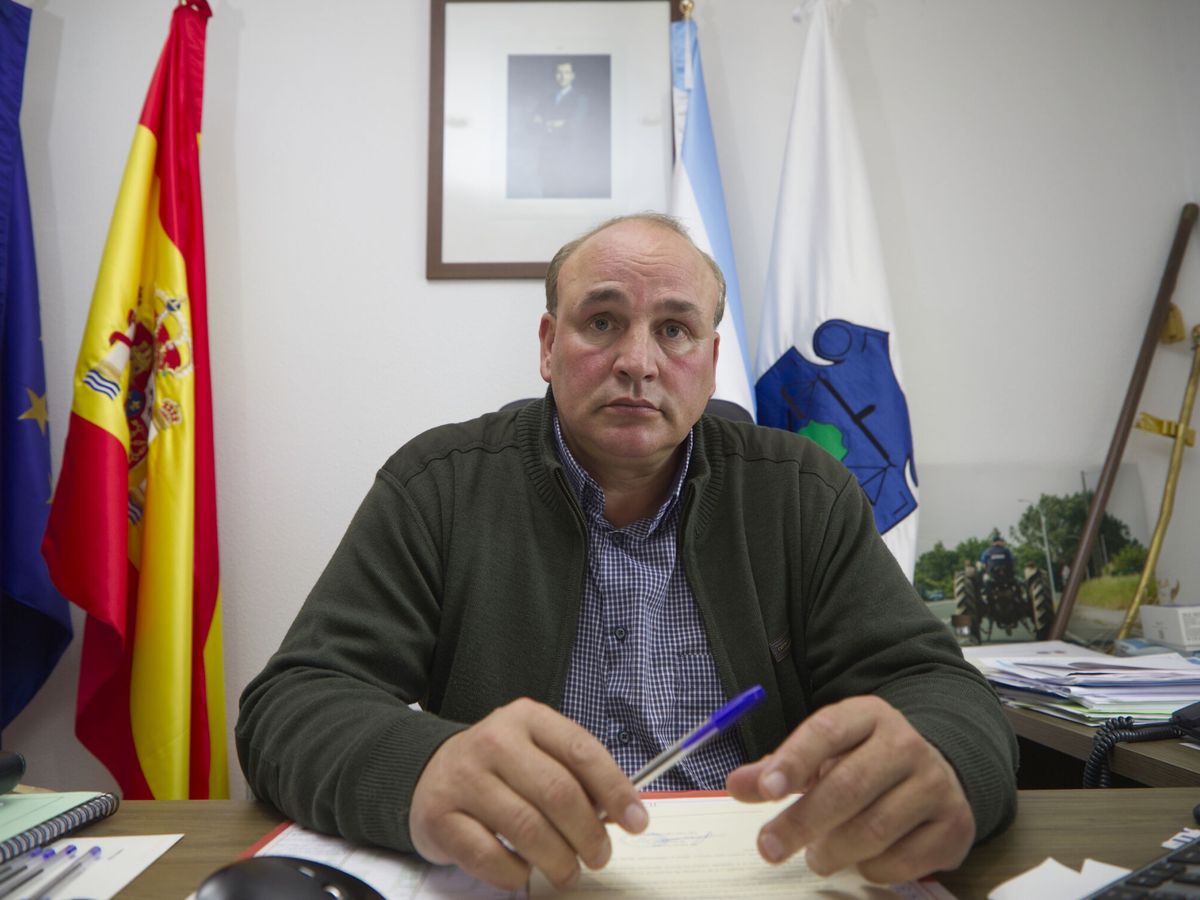 Foto: El alcalde del municipio pontevedrés de Agolada, Luis Calvo. (EFE/Eliseo Trigo)