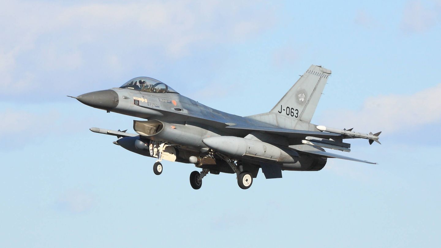 F-16AM holandés con misiles AMRAAM, Pod de navegación Falcon Owl, Pod ECM ALQ-131 y designador LANTIRN. (Juanjo Fernández)