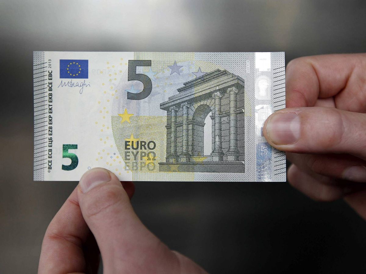 Foto: La Policía Nacional alerta de la presencia de billetes falsos de 5 y 10 euros en España: así puedes evitar la estafa. (EFE/Bas Czerwinski)