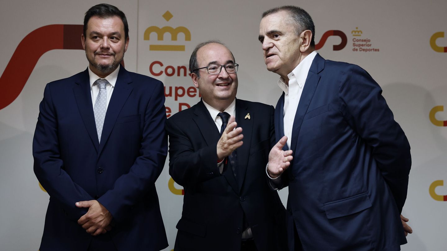Francos, Iceta y Franco, en la toma de posesión del primero en el CSD. (EFE/Sergio Pérez) 