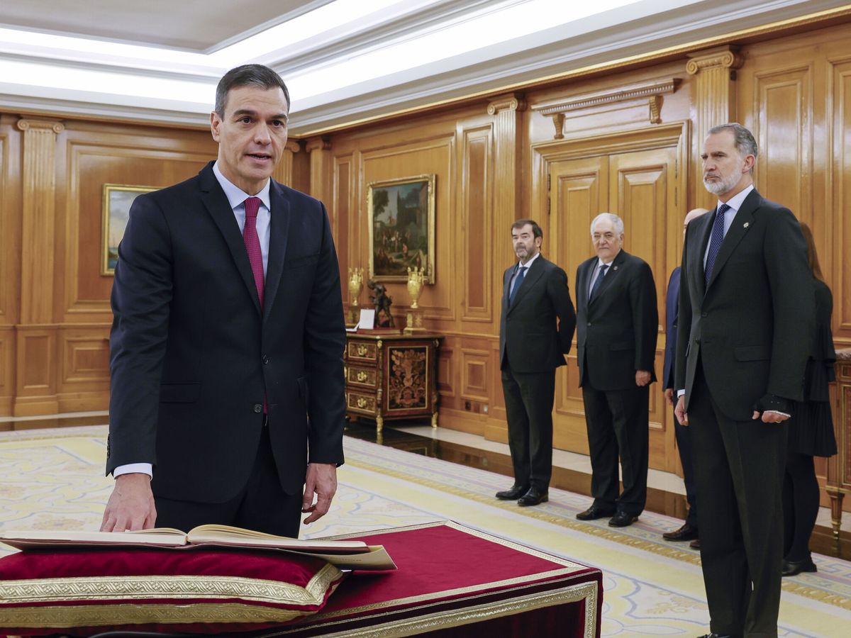 Foto: Pedro Sánchez promete el cargo ante el rey Felipe VI, en el Palacio de Zarzuela. (EFE/Ballesteros)