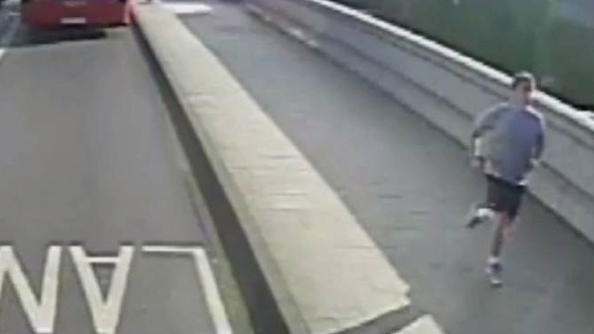 La policía británica busca a un 'runner' que lanzó a una mujer contra un autobús