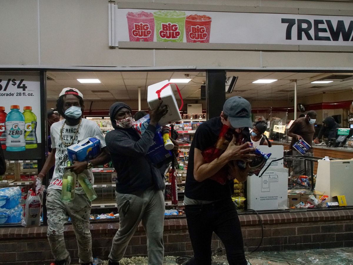 Foto: Los saqueos se repiten en muchas de las ciudades donde hay protestas (Reuters/Lawrence Bryant)