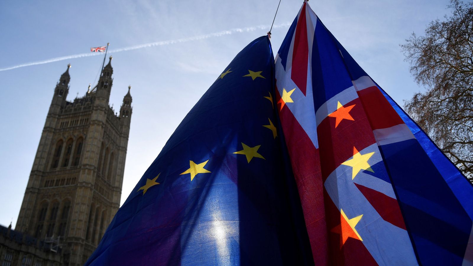Foto: Manifestantes sostienen una bandera británica y otra de la UE durante una protesta ante el Parlamento británico. (Reuters)