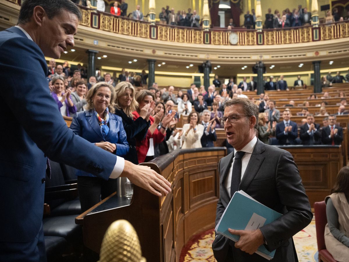 Foto: Feijóo saluda a Sánchez en el Congreso de los Diputados. (Europa Press/Eduardo Parra)