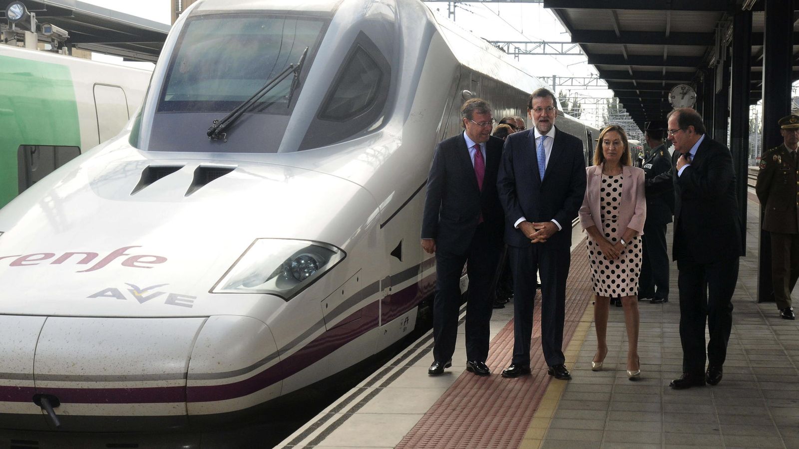 Foto: El presidente del Gobierno, Mariano Rajoy, acude a la inauguración de la línea de Alta Velocidad que enlaza Valladolid, Palencia y León junto a la ministra de Fomento, Ana Pastor. (EFE)