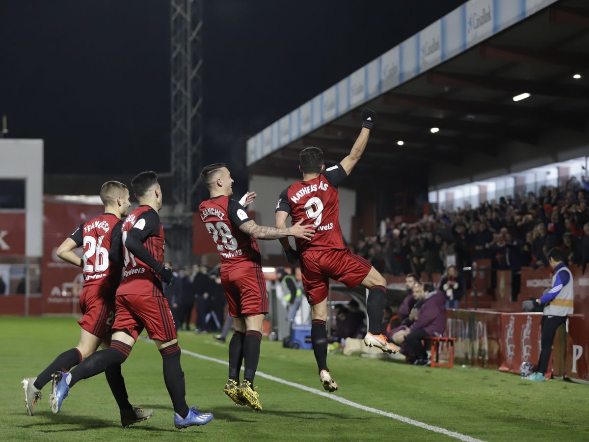 Foto: Jugadores del Mirandés celebran un gol. (Europa Press)