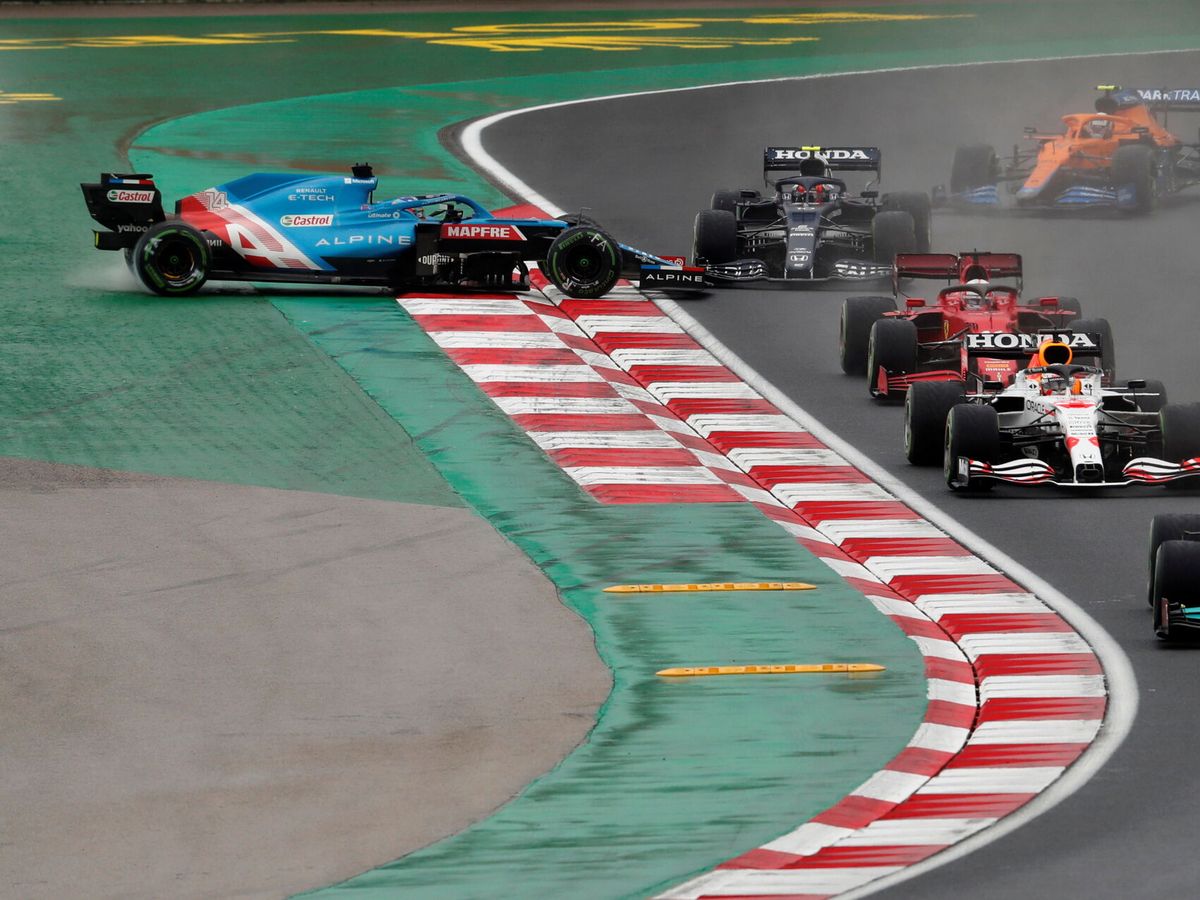 Foto: Momento en el que Alonso se sale de pista. (Reuters)