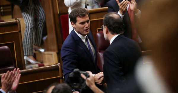 Foto: El líder de Cs saluda en el Congreso al presidente del Gbierno, Mariano Rajoy. (Reuters)