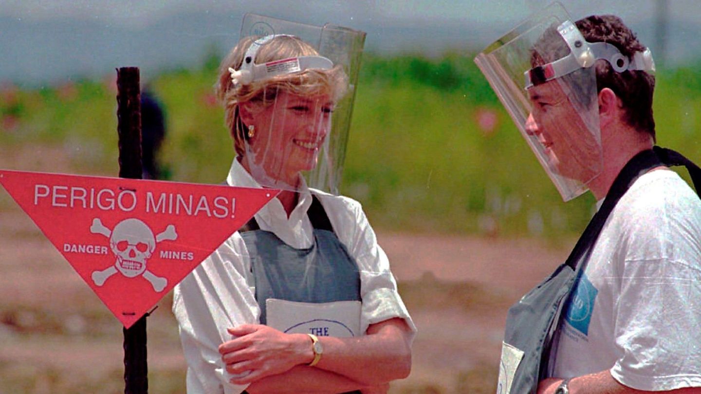 Diana de Gales en Angola, en el terreno repleto de minas. (EFE/EPA/Antonio Cotrim)