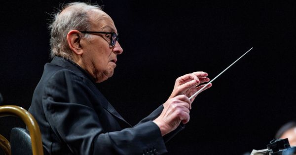 Foto: El compositor y director de orquesta italiano Ennio Morricone, durante el concierto ofrecido este martes en el WiZink Center de Madrid. (EFE) 