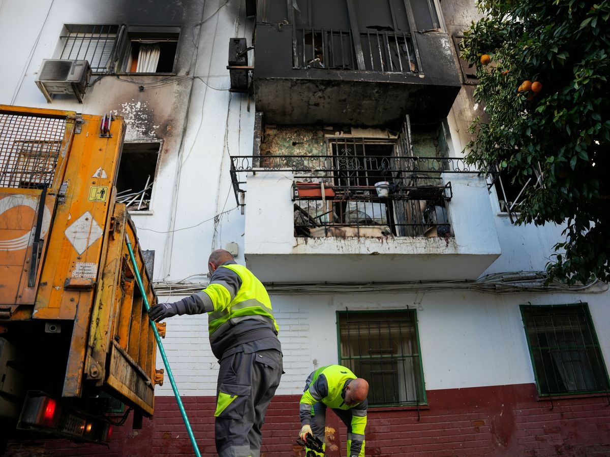 Foto: Fachada exterior de una vivienda incendiada en Sevilla en imagen de archivo. (Europa Press/María José López)