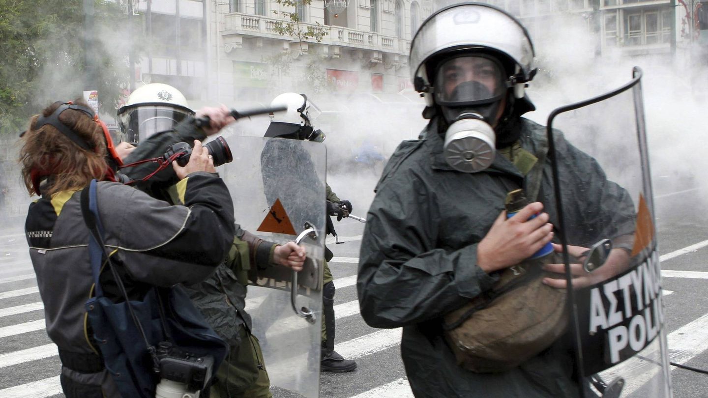 Agentes de policía golpean a un fotógrafo durante una protesta contra la Troika en Atenas (Efe).