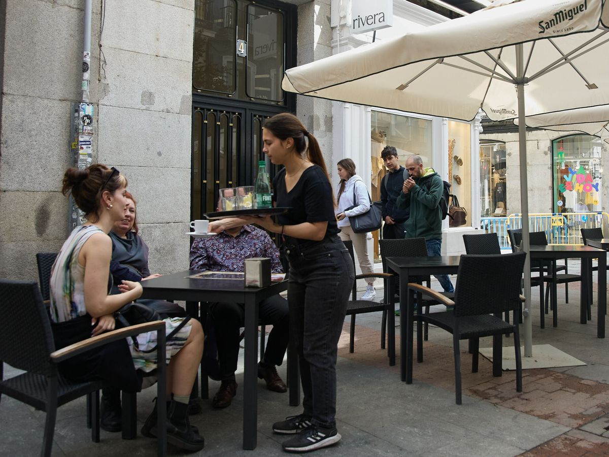 Foto: Una camarera sirve un café en Madrid. (EP/Jesús Hellín)