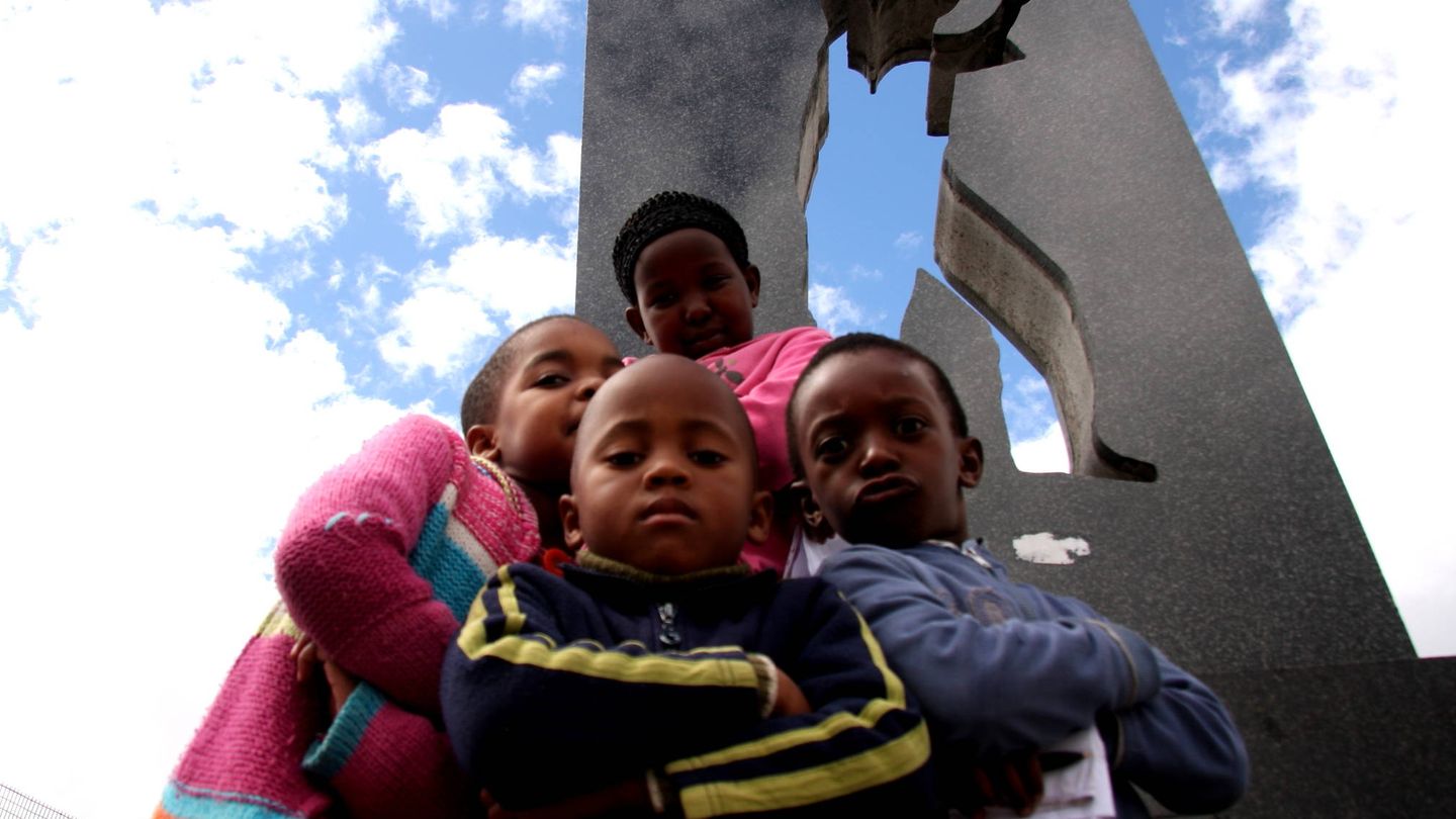 Monumento contra el 'apartheid' en una barriada de Ciudad del Cabo. (J. B.)
