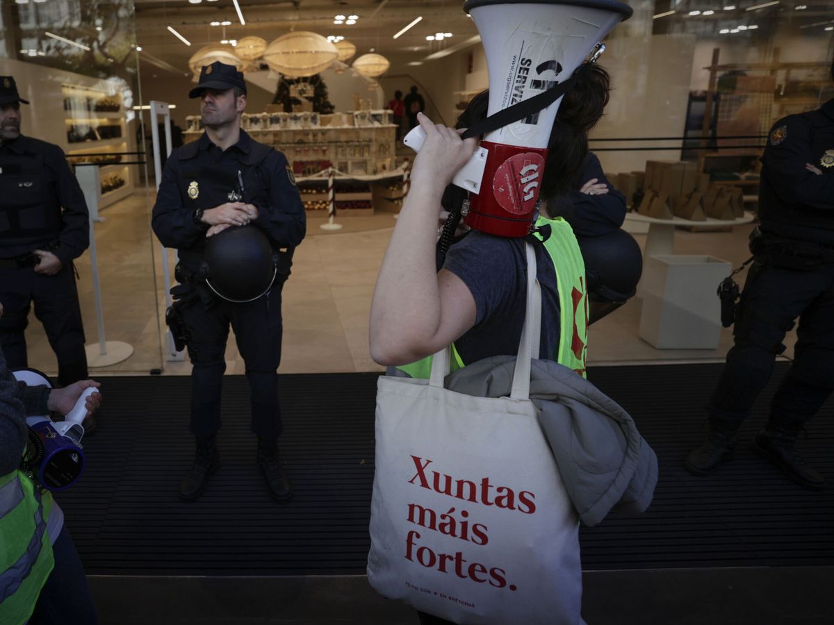 Foto: Huelga en tiendas del grupo Inditex de A Coruña. (EFE/Cabalar)