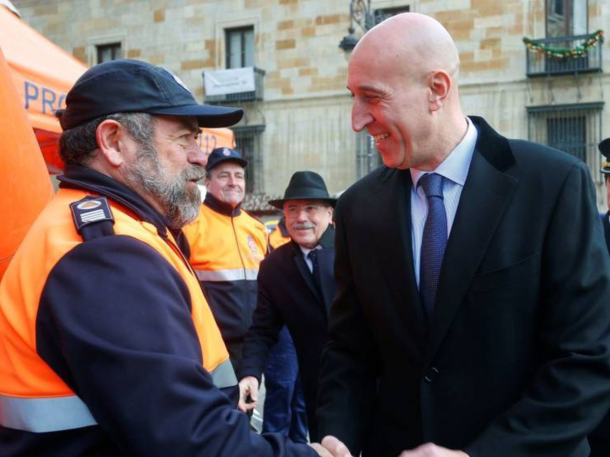 Foto: José Antonio Díez, alcalde de León, saluda a un miembro de Protección Civil. (EFE)