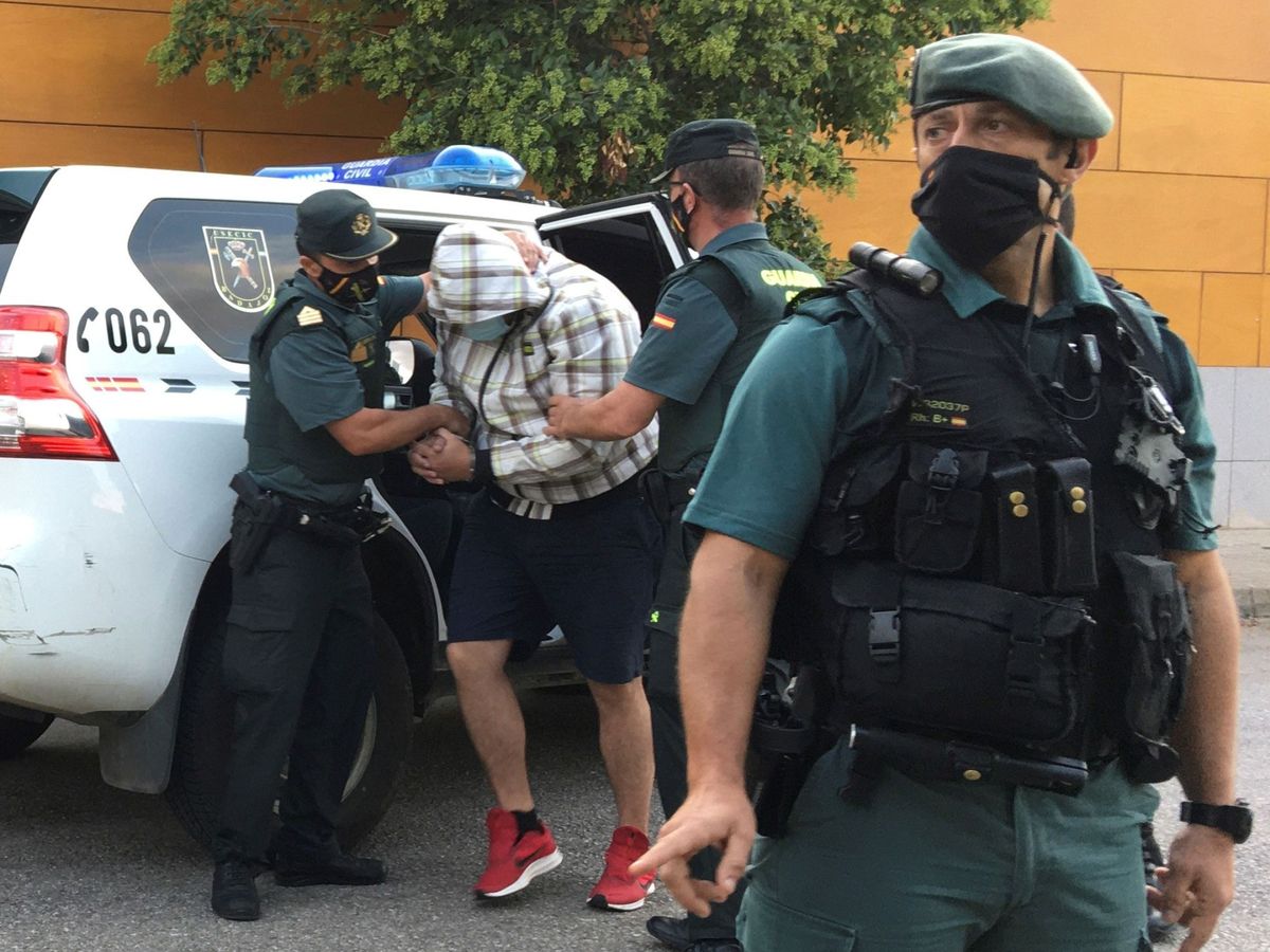 Foto: Agentes de la Guardia Civil de Zafra (Badajoz) escoltan al autor confeso de la muerte de Manuela Chavero, en 2020. (EFE)