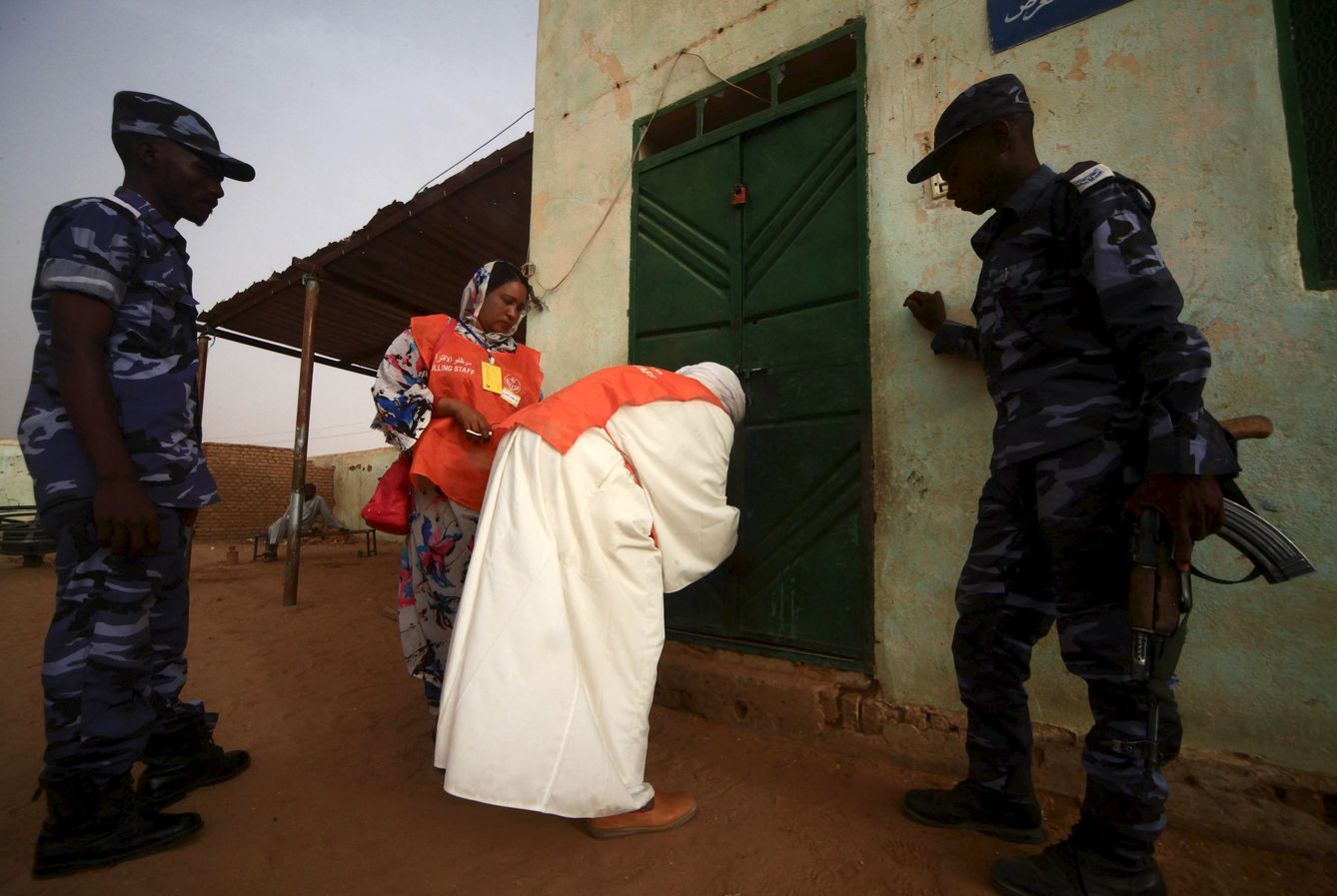 Un funcionario cierra un centro de votación en el último día del referéndum en Darfur, en la localidad de Al Fashir, el 13 de abril de 2016 (Reuters)